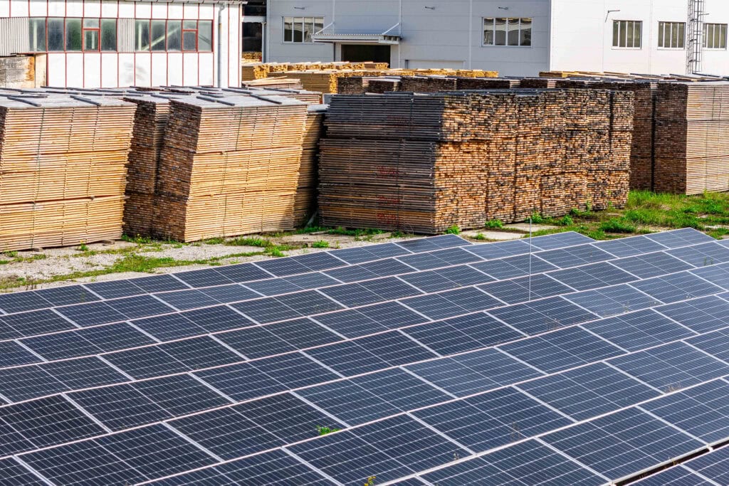 Priemyselná fotovoltická elektráreň v drevospracujúcom podniku na Slovensku ako príklad investície do energetickej efektívnosti